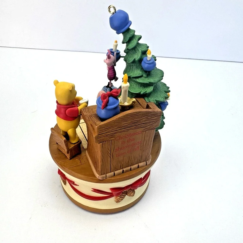 Hallmark Keepsake Ornament Getting Ready For Christmas Winnie the‎ Pooh-2005-NEW